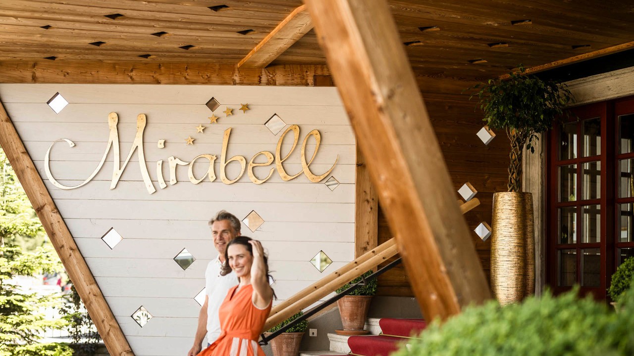 coppia estate entrata hotel - Mirabell Dolomites Hotel Valdaora