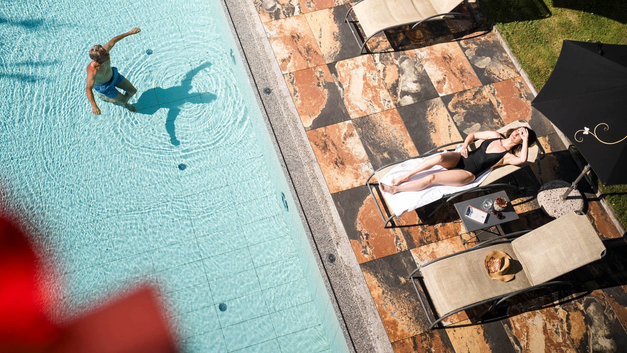 coppia piscina esterna - Mirabell Dolomites Hotel Valdaora