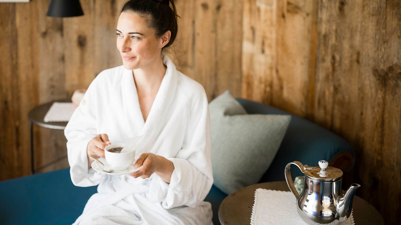 donna con tisana in spa - Mirabell Dolomites Hotel Valdaora
