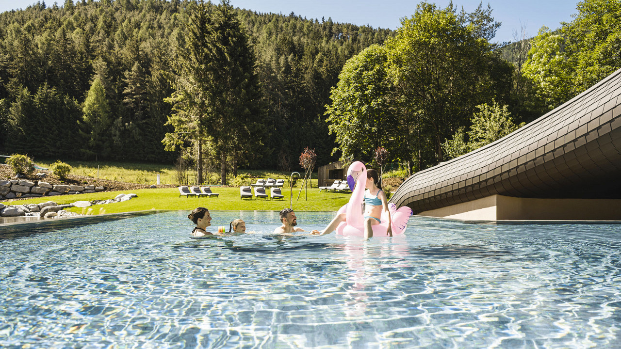 Famiglia in piscina Falkensteiner Family Resort Lido Brunico