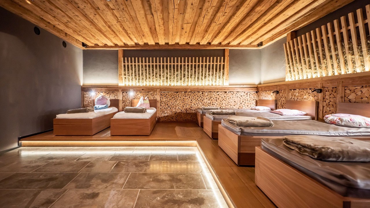 sala realx con lettini Quellenhof Luxury Resort Passeier