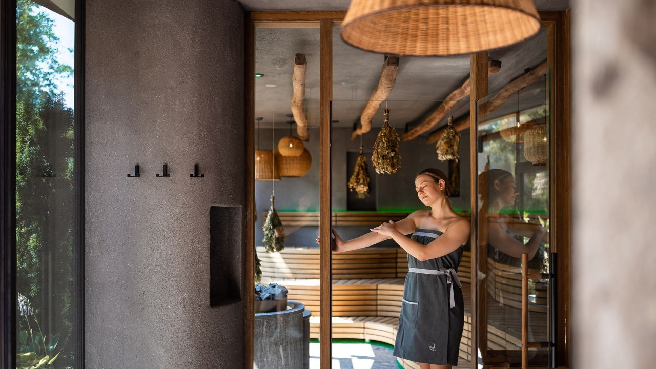 ragazza in sauna Quellenhof Luxury Resort Passeier