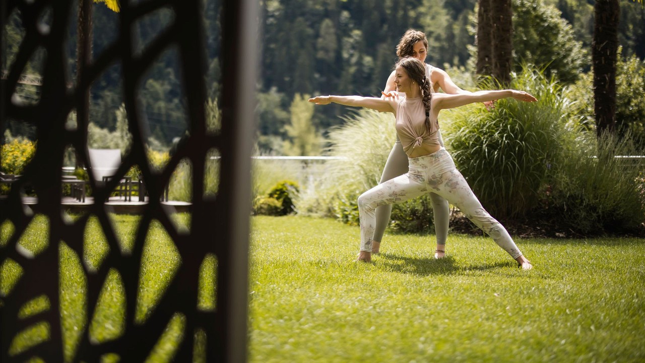 insegnante yoga giardino Quellenhof Luxury Resort Passeier