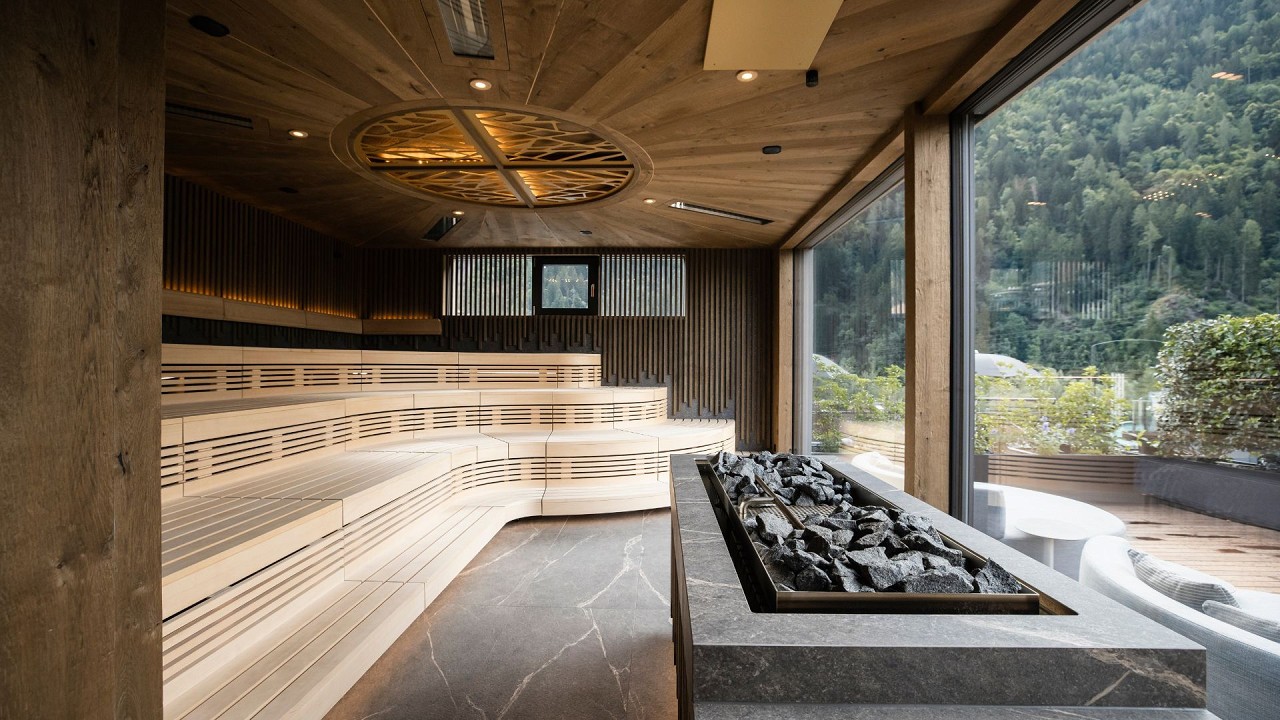 sauna vista giardino Quellenhof Luxury Resort Passeier