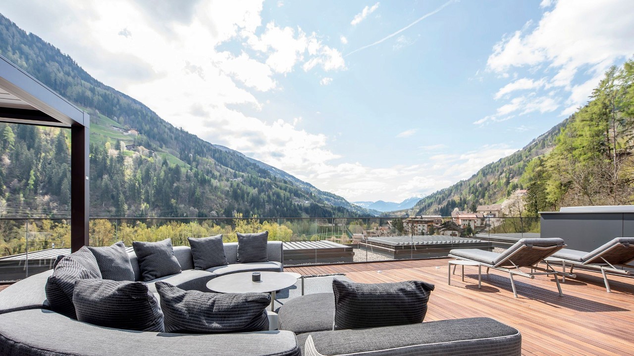 terrazza con sdrai Quellenhof Luxury Resort Passeier