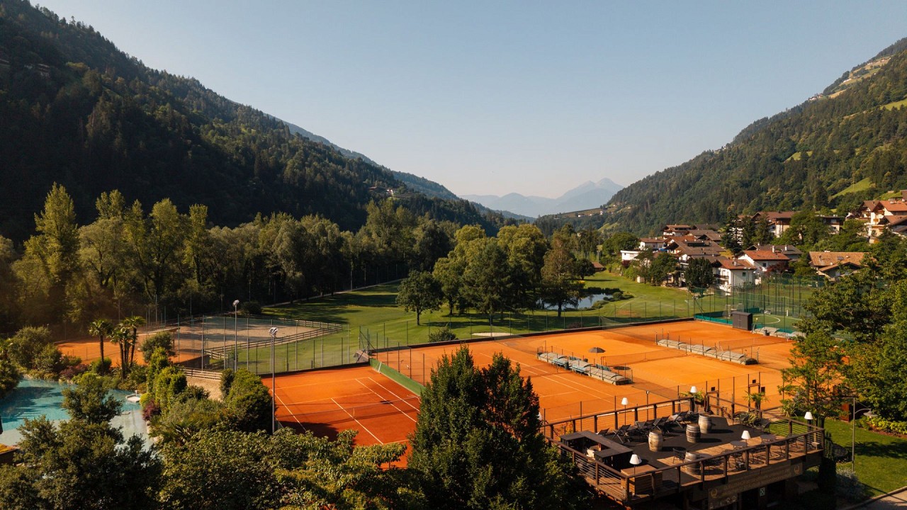 campo tennis Quellenhof Luxury Resort Passeier