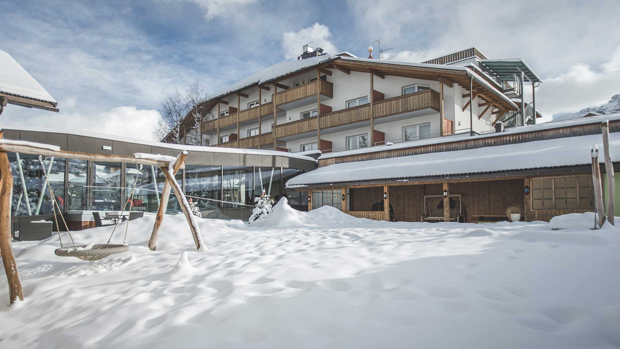 Außenfassade des Hotels Fameli im Winter