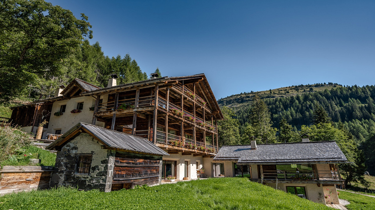 Summer exterior Cesa del Louf Arabba