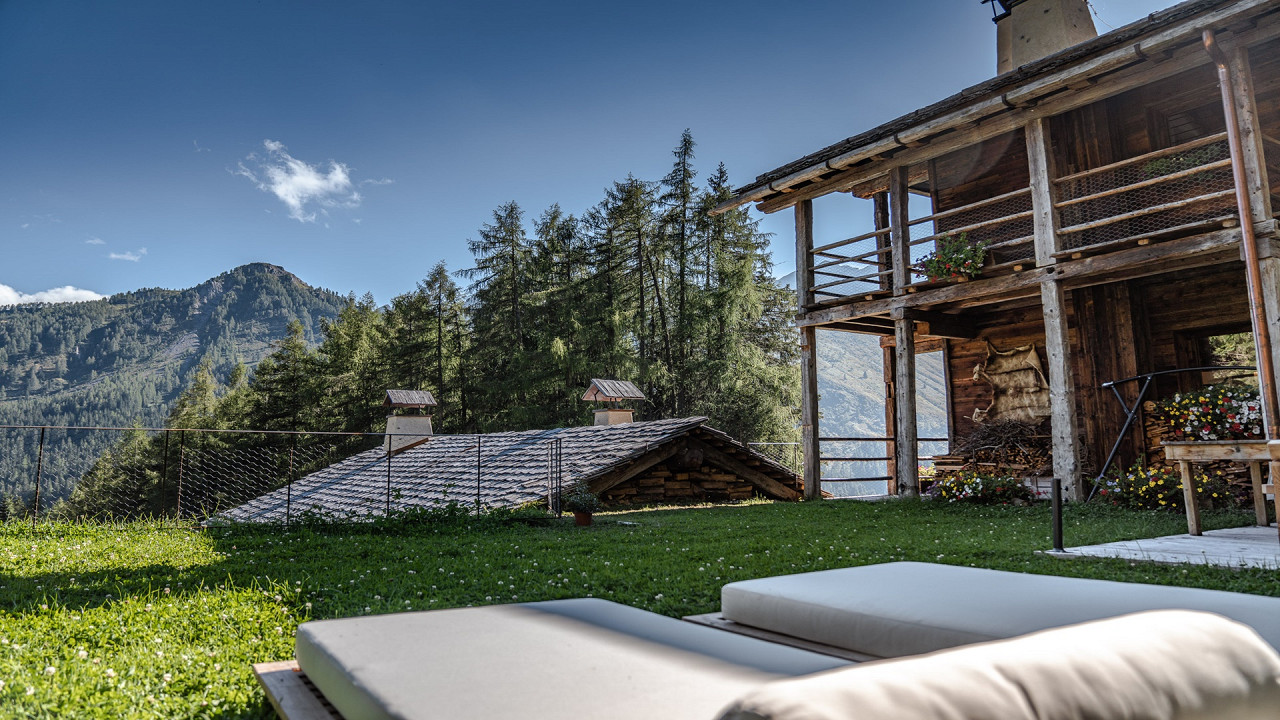 Outdoor terrace with sofas Cesa del Louf Arabba