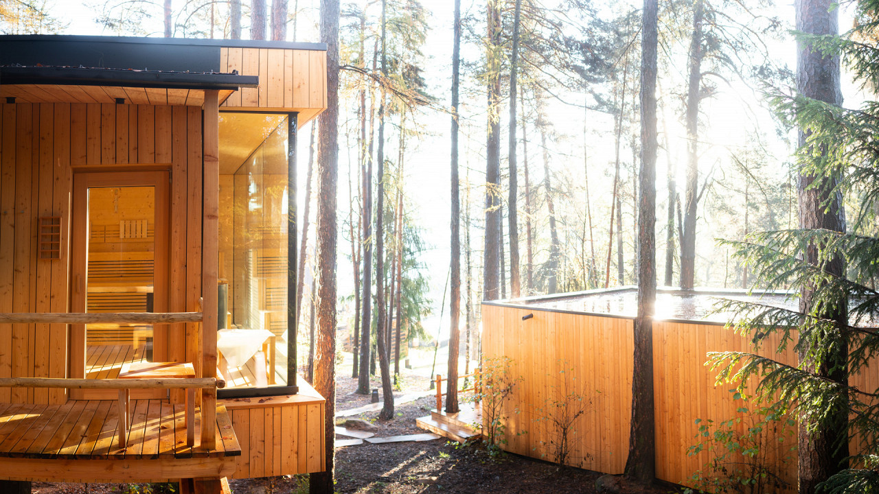 Sauna mit Außenpool im Herbst ADLER Lodge RITTEN