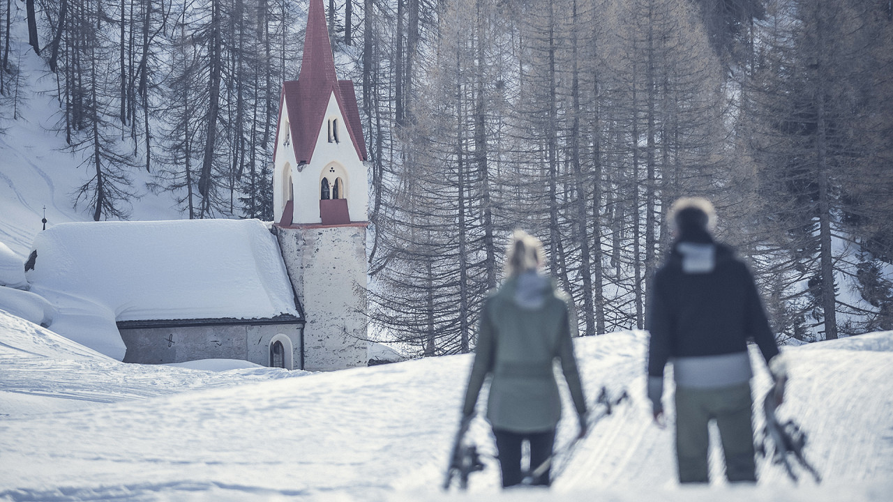 Coppia con gli sci inverno TERENTNERHOF active lifestyle hotel