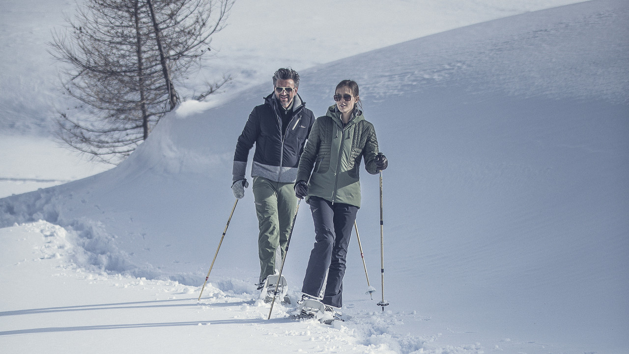 Coppia con le ciaspole inverno TERENTNERHOF active lifestyle hotel