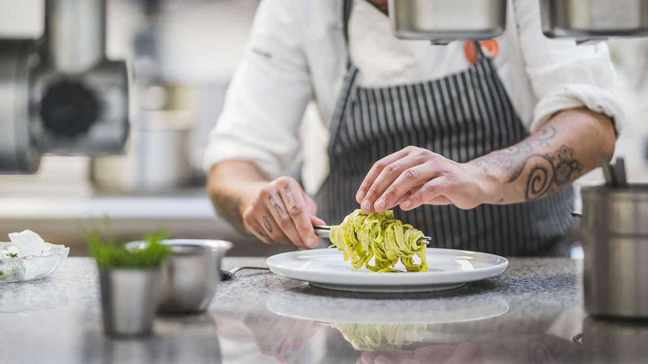 Chef che prepara la pasta TERENTNERHOF active lifestyle hotel