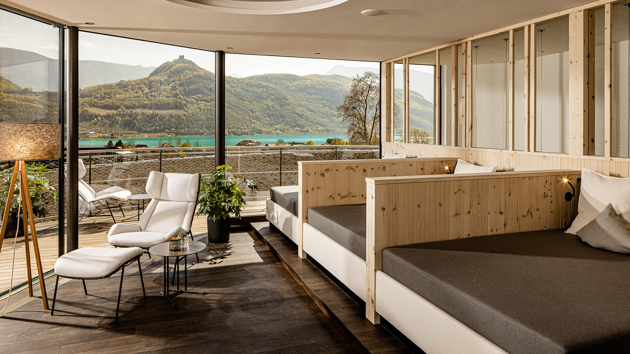 Chaises longues de relaxation vue sur le lac SEELEITEN Lake Spa Hotel