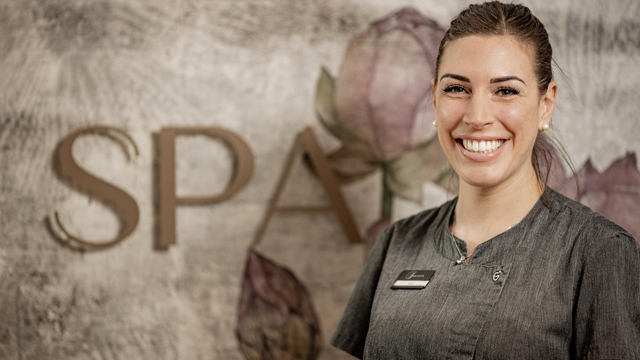 Fille travaillant à l'hôtel SEELEITEN Lake Spa