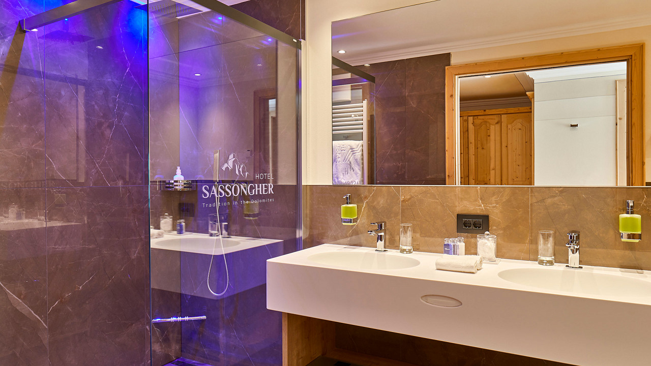Bagno camera Hotel Sassongher Corvara