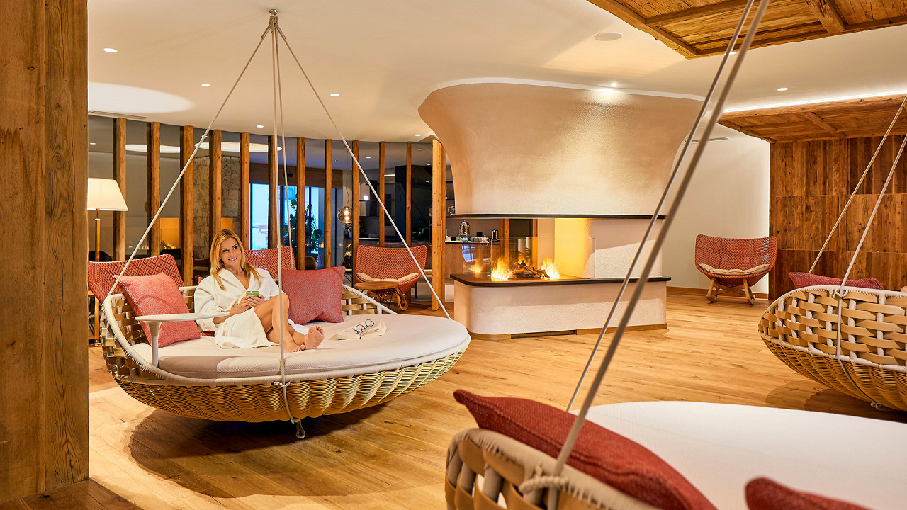 Ragazza dondoli sala relax Hotel Sassongher Covara