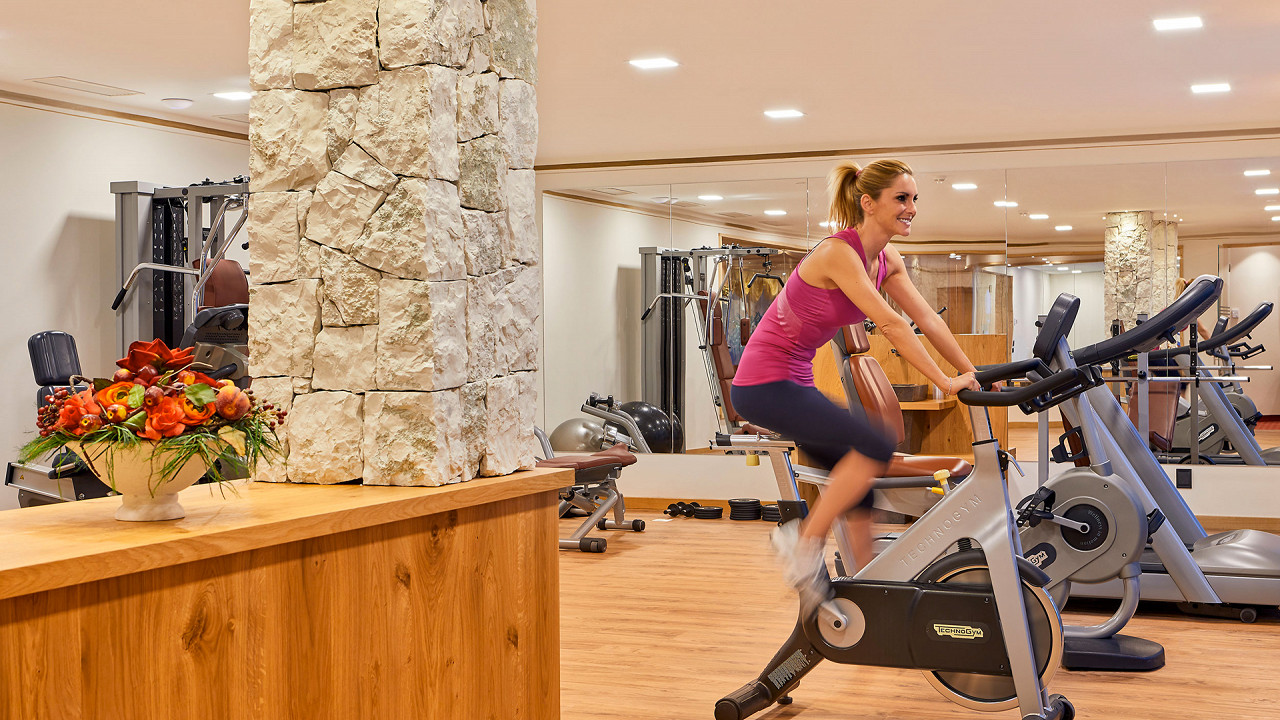 Ragazza palestra Hotel Sassongher Corvara