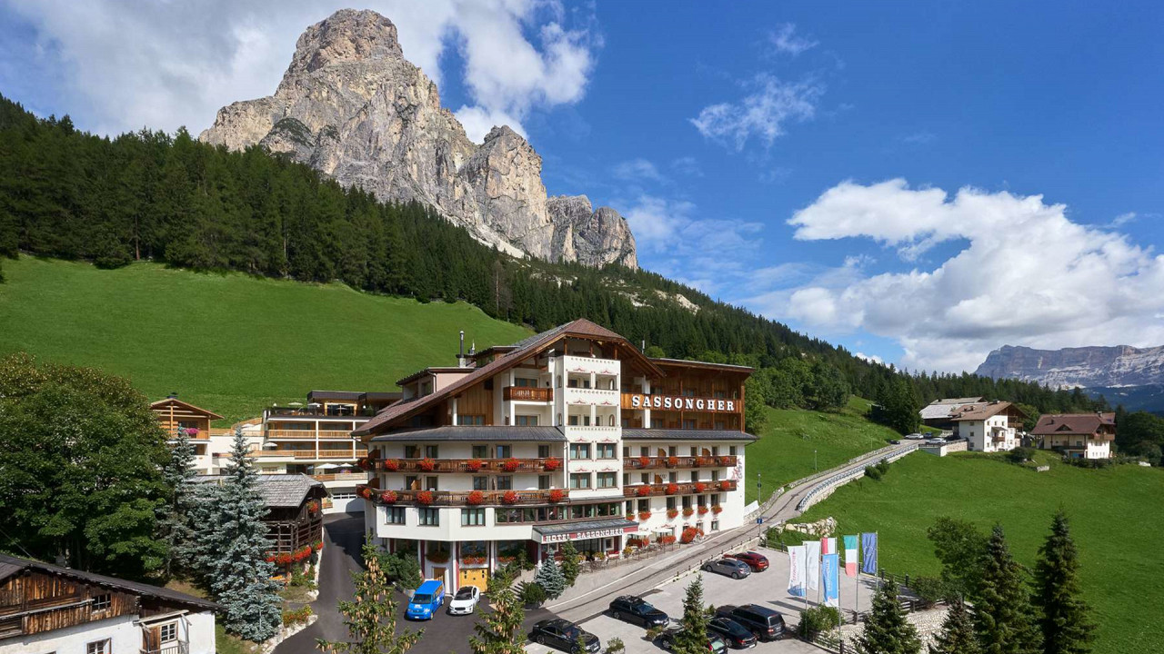 Esterno estivo Hotel Sassongher Corvara