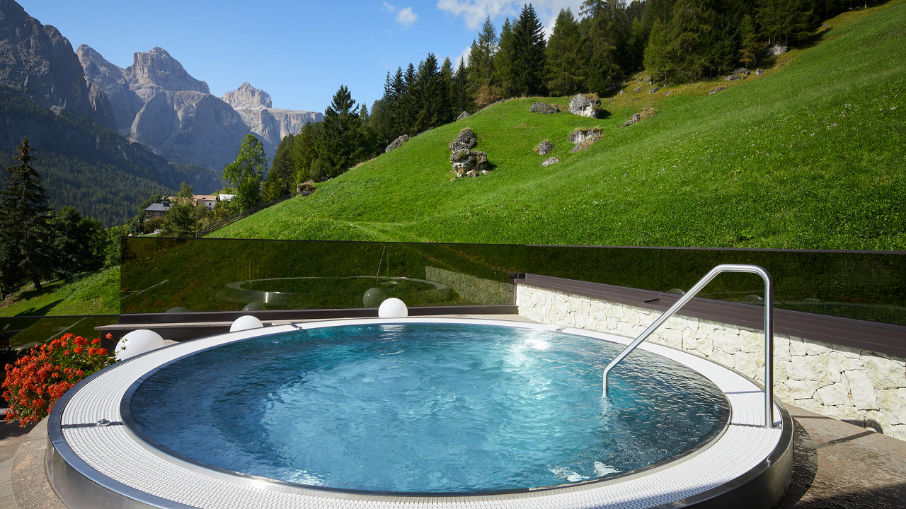 Idromassaggio esterno Hotel Sassongher Corvara