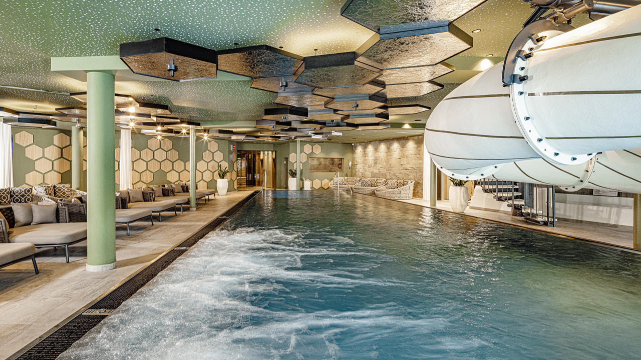 Piscina interna scivolo Alpine Luxury Spa Resort Schwarzenstein