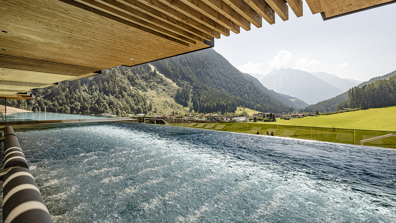 Piscina a sfioro esterna Alpine Luxury Spa Resort Schwarzenstein