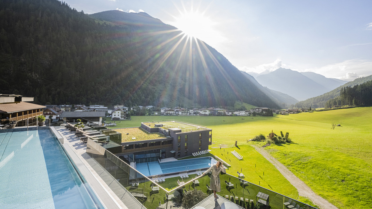 Piscine esterne estate Alpine Luxury Spa Resort Schwarzenstein