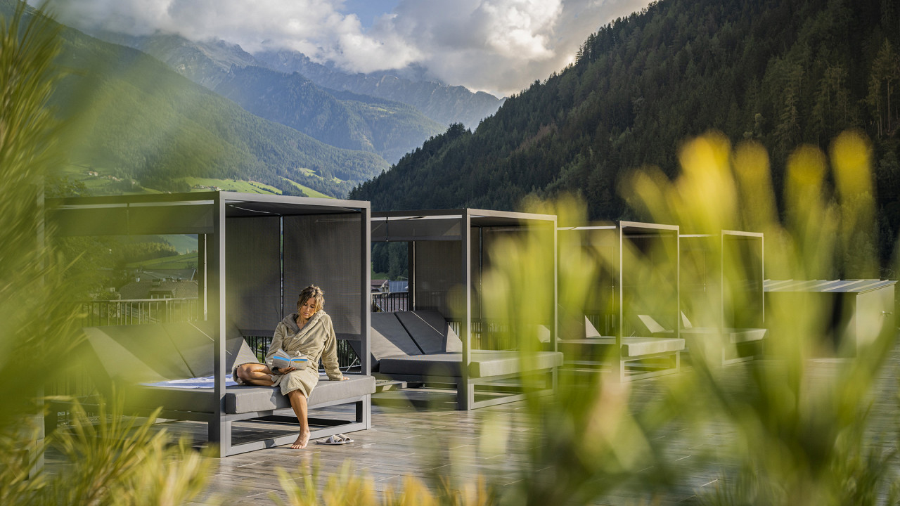 Ragazza lettini esterni Alpine Luxury Spa Resort Schwarzenstein