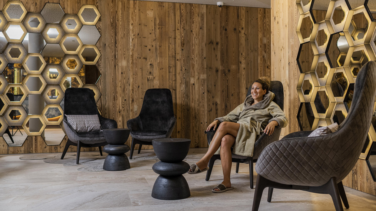 Ragazza nella sedia Alpine Luxury Spa Resort Schwarzenstein