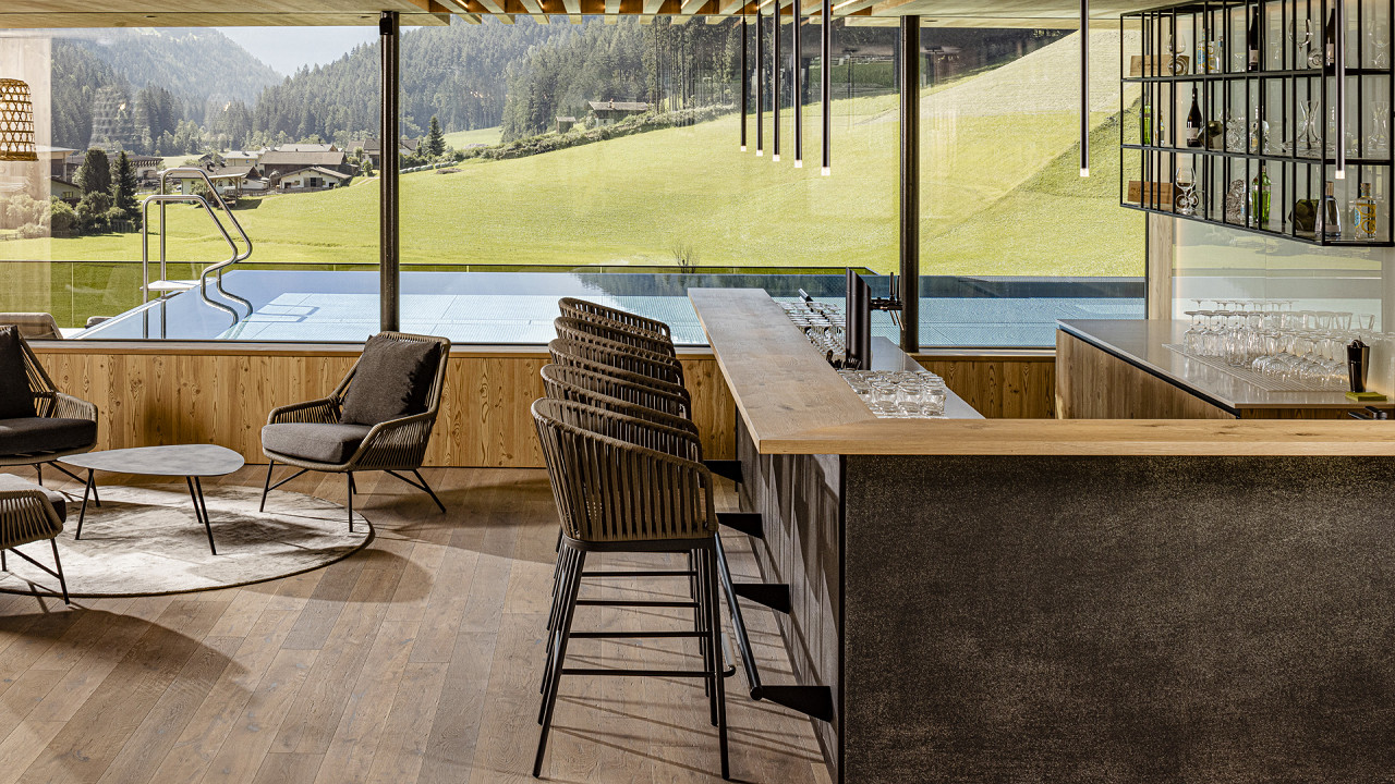 Bar vista piscina esterna Alpine Luxury Spa Resort Schwarzenstein