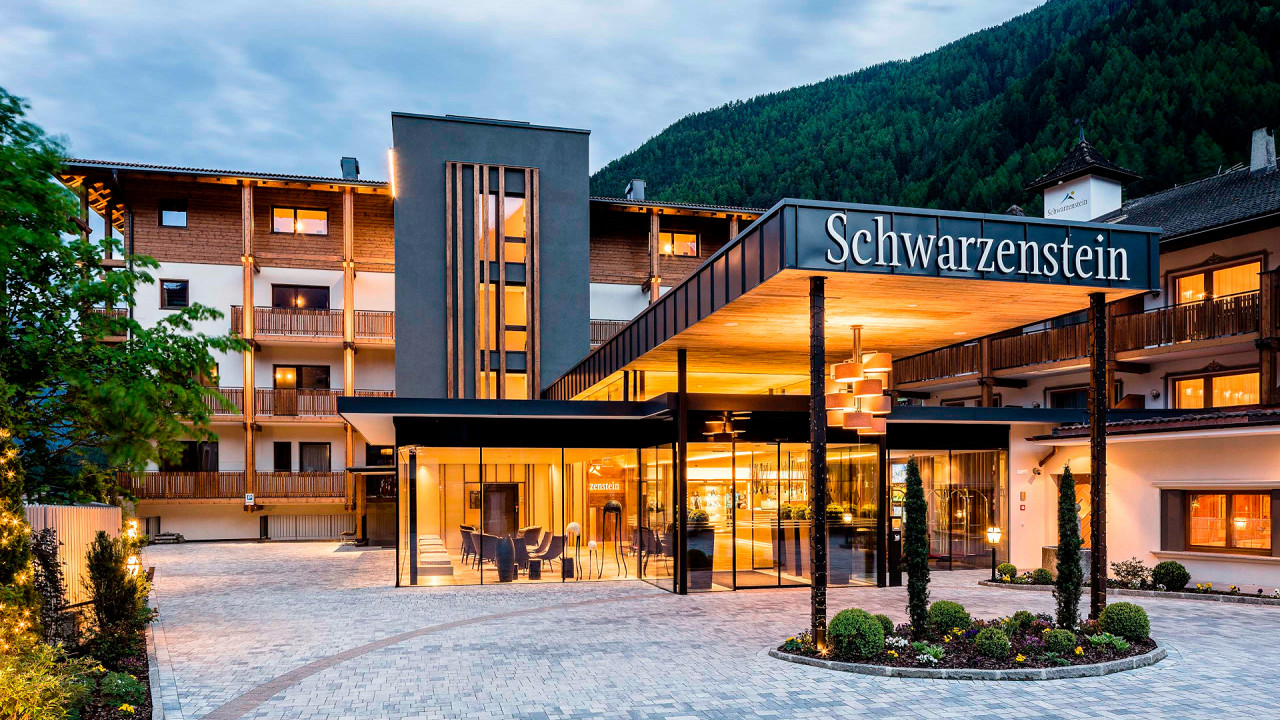 Facciata esterna sera Alpine Luxury Spa Resort Schwarzenstein