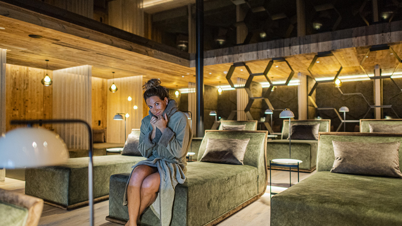 Ragazza sala relax Alpine Luxury Spa Resort Schwarzenstein