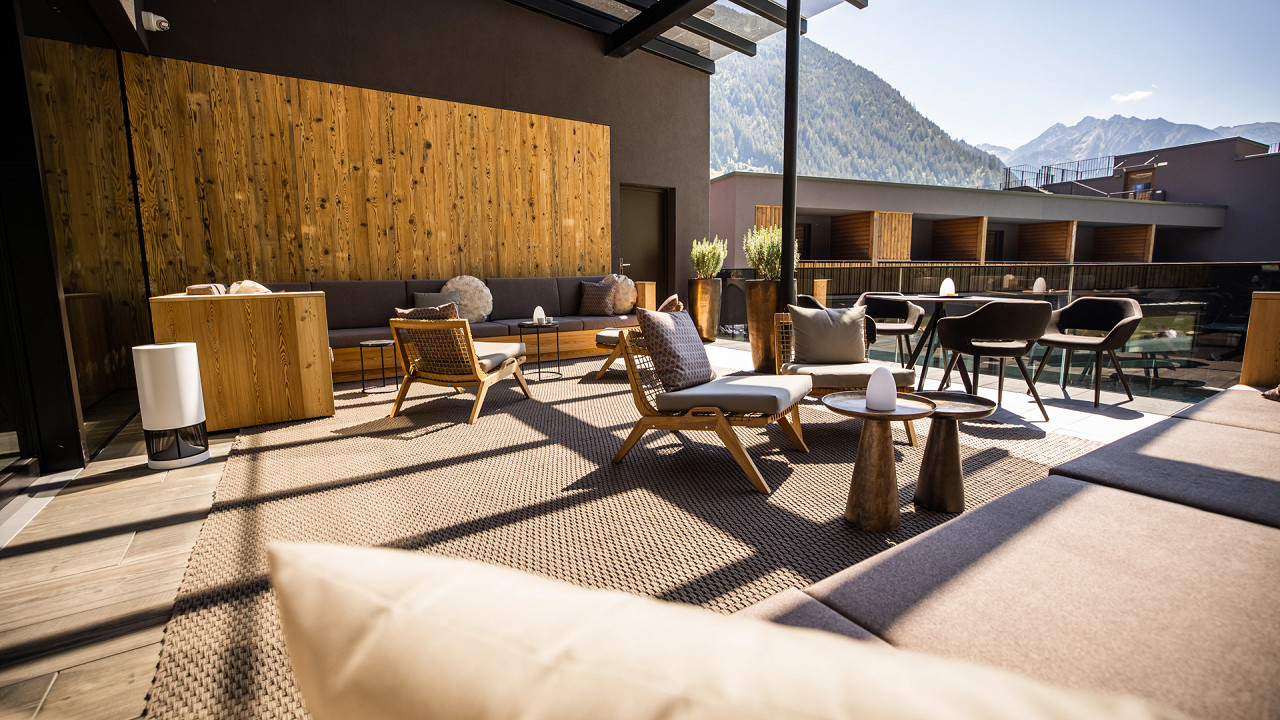 Sedie tavolini terrazza esterna Alpine Luxury Spa Resort Schwarzenstein