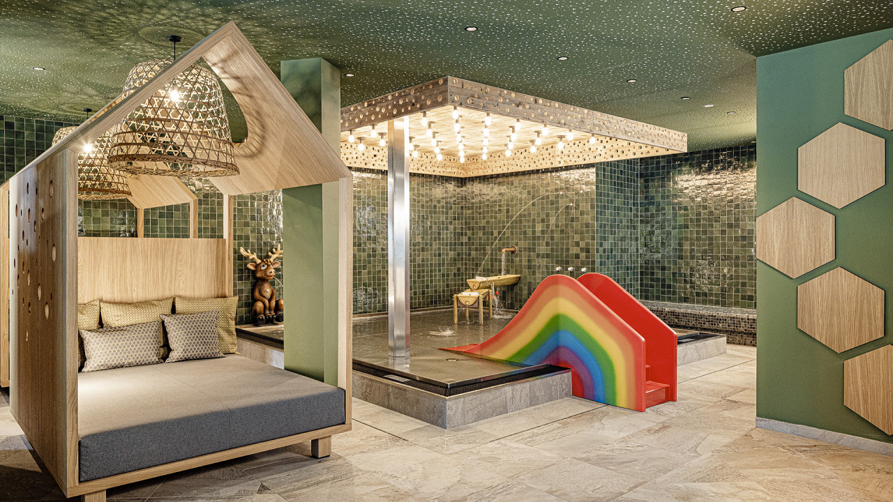 Piscina per i piccoli con lettini relax Alpine Luxury Spa Resort Schwarzenstein