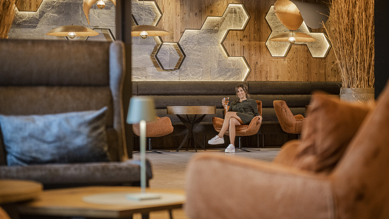 Ragazza seduta nella sedia Alpine Luxury Spa Resort Schwarzenstein
