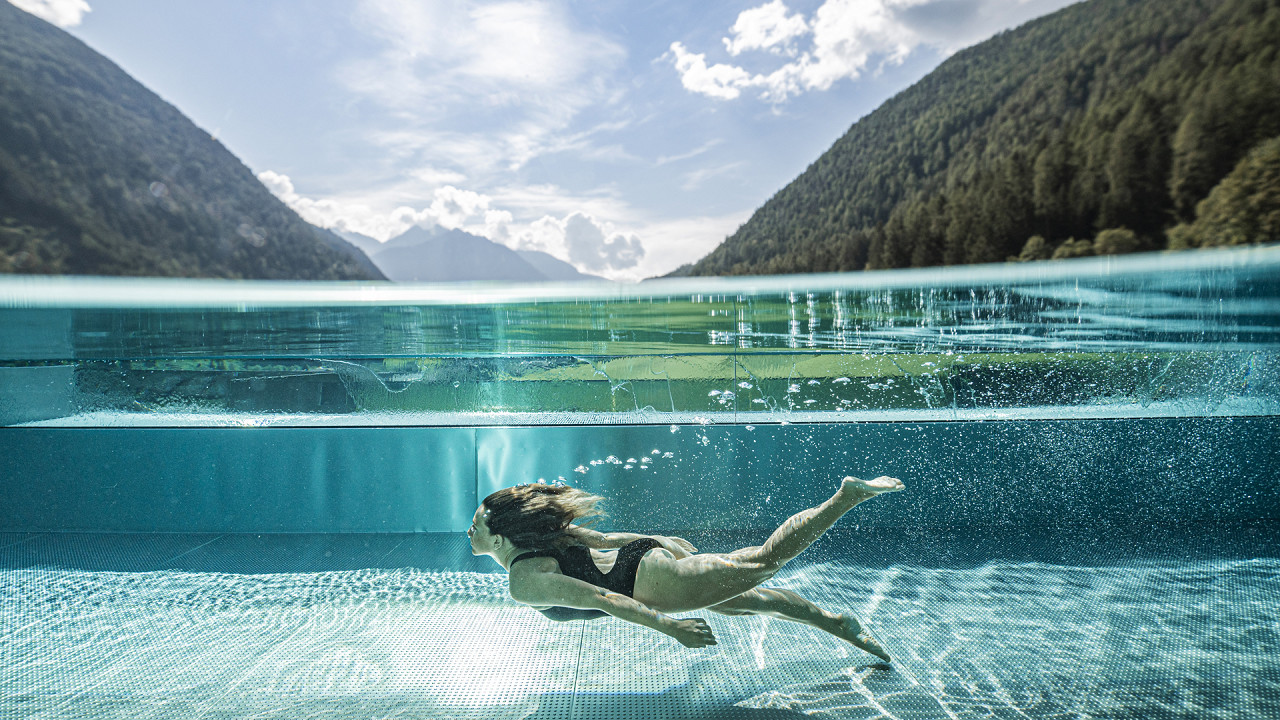 Ragazza che nuota nella piscina esterna