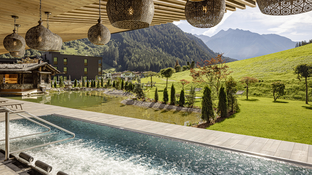 Piscina esterna con lampadari Alpine Luxury Spa Resort Schwarzenstein