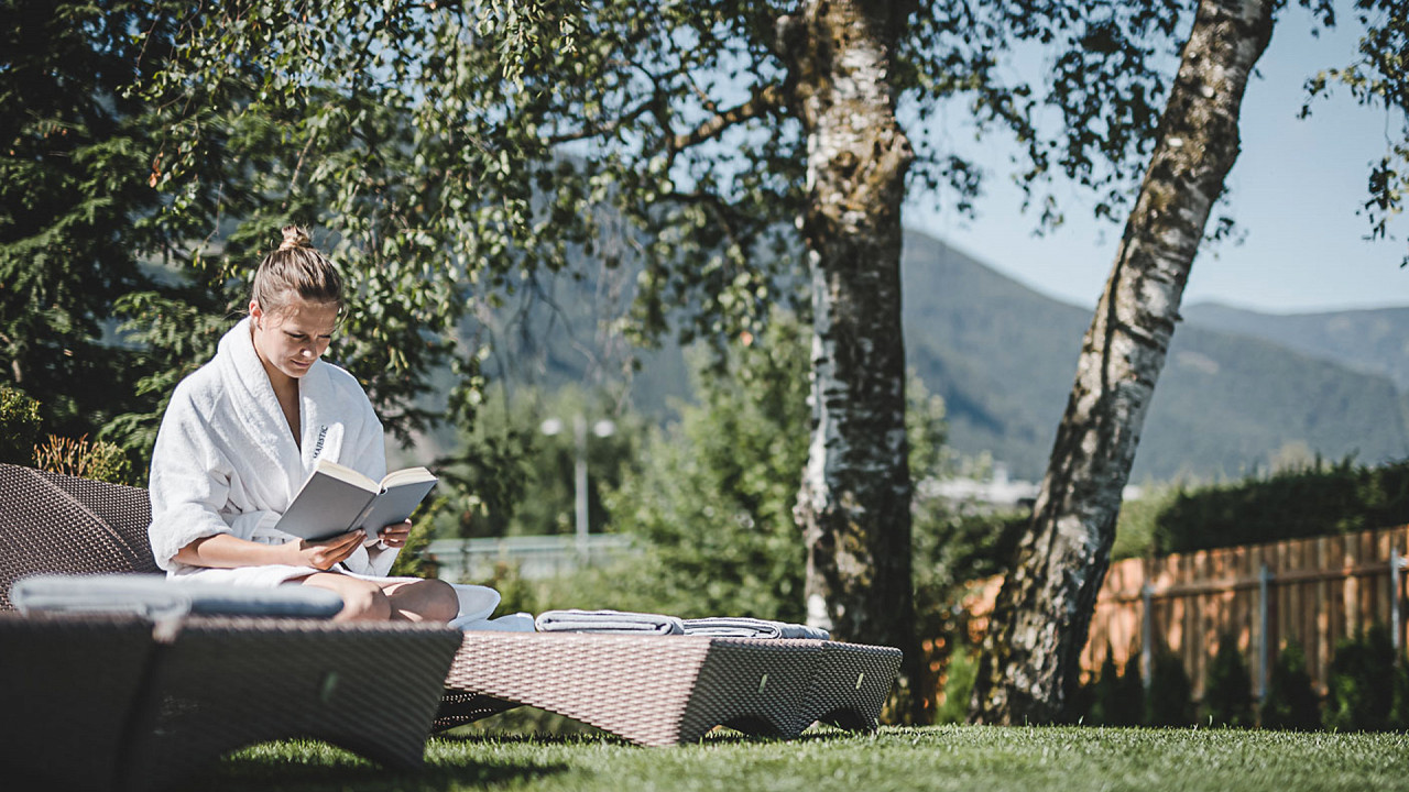 Mädchen im Garten beim Lesen Majestic Hotel Bruneck