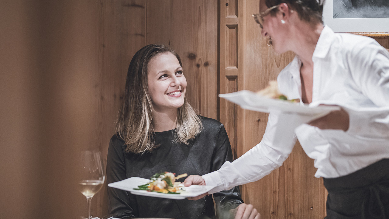 Dame im Restaurant Majestic Hotel Bruneck
