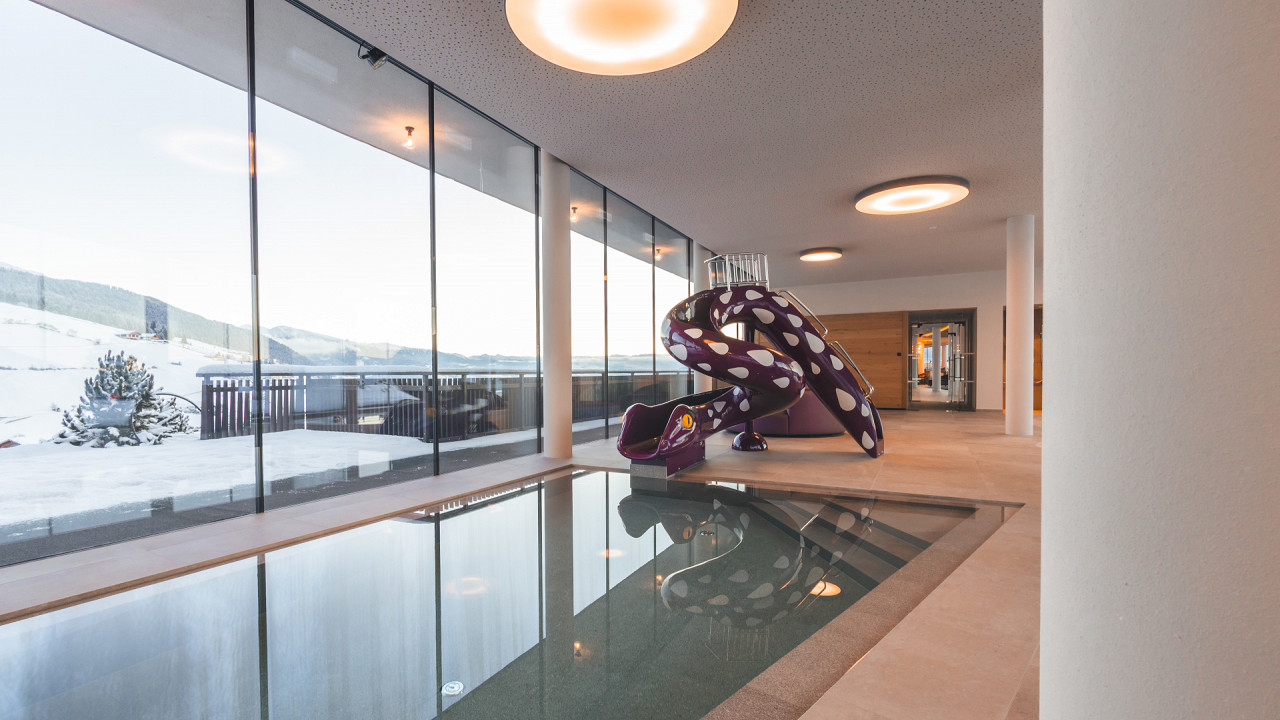 Piscina interna con scivolo Hotel Familiamus Maranza