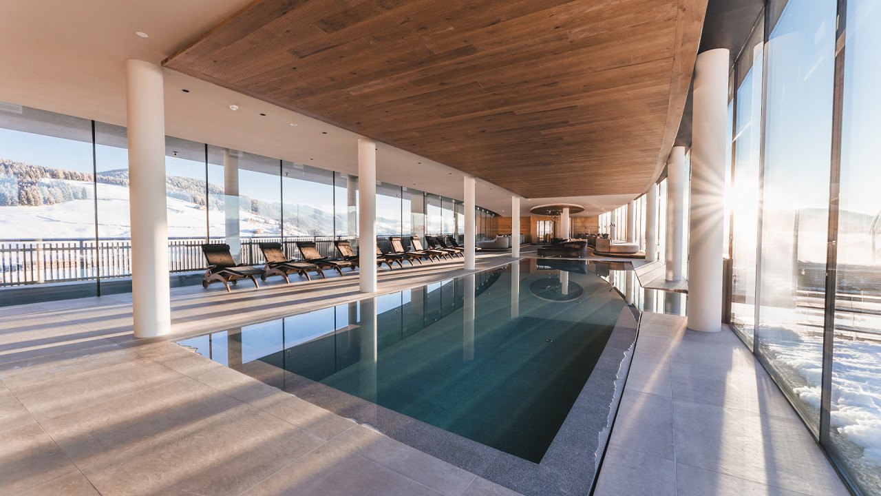 Piscina interna con sdrai inverno Hotel Familiamus Maranza