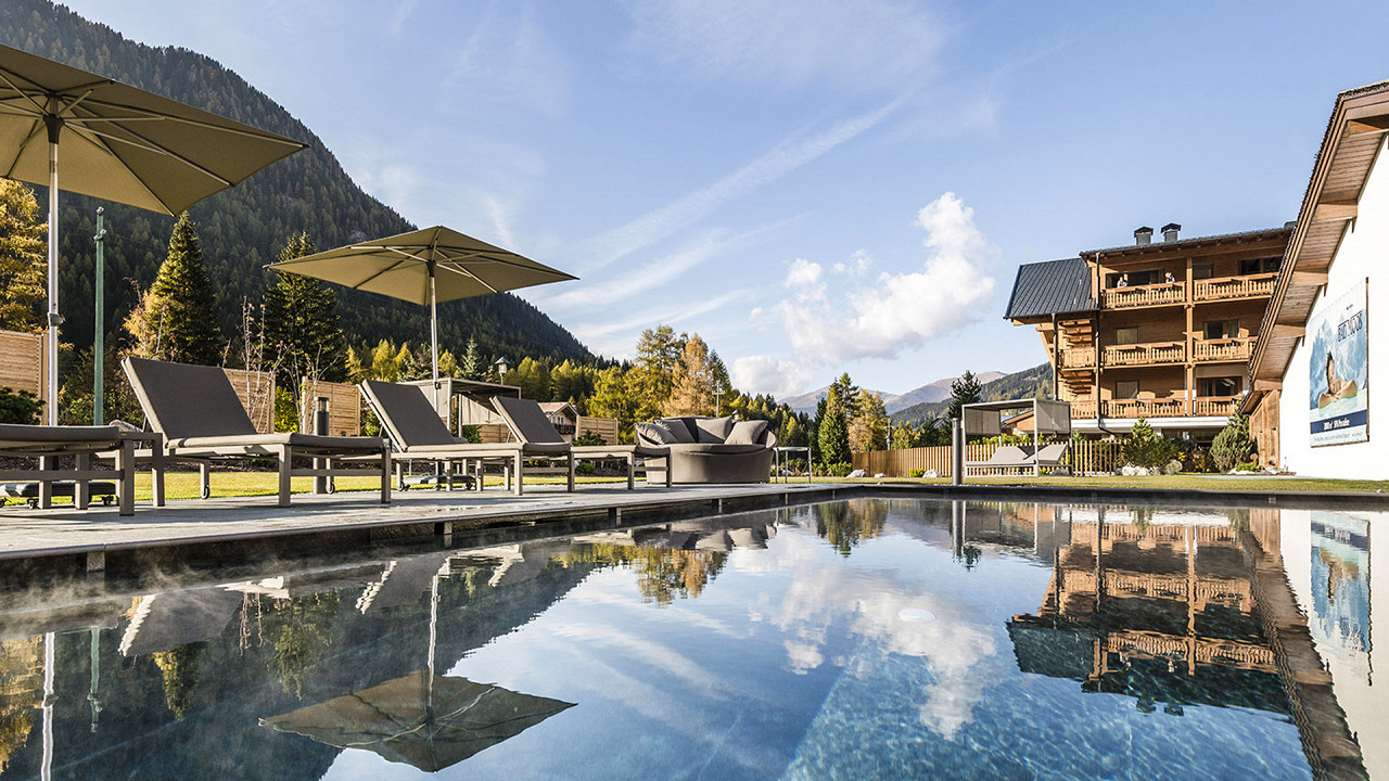 Открытый плавательный бассейн с шезлонгами Банный мох Сесто