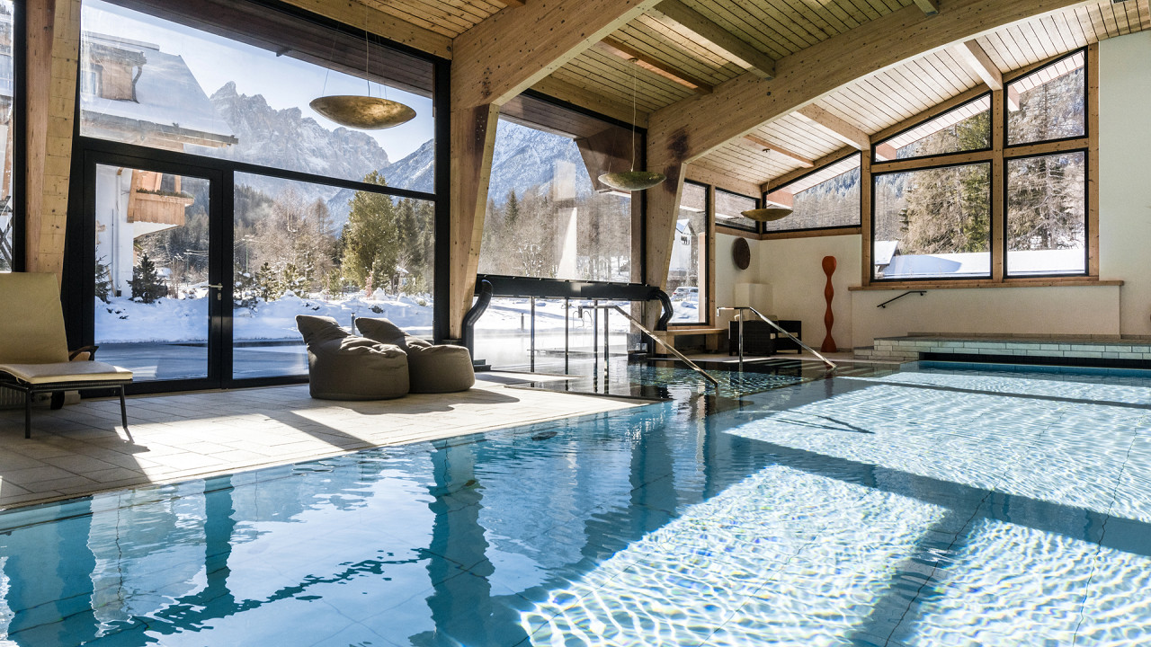 Крытый плавательный бассейн зимой Банный мох Сесто