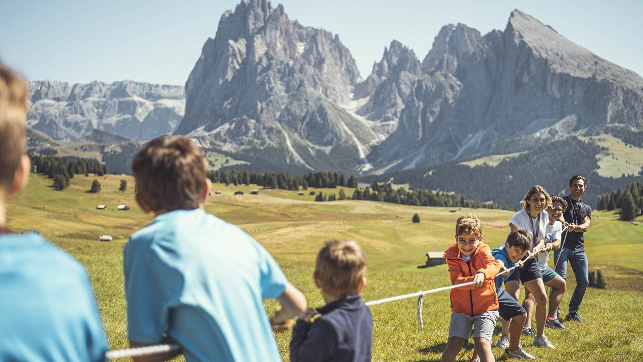 Bambini tiro alla fune estate Alpe di Siusi Cavallino Bianco Family Spa