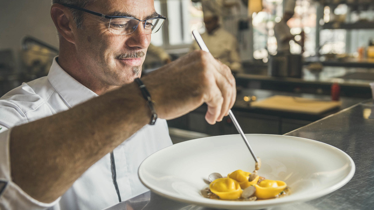 Chef che cucina tortellini Cavallino Bianco Family Spa