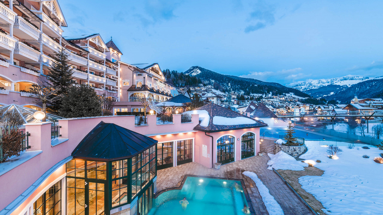Esterno invernale di sera Cavallino Bianco Family Spa