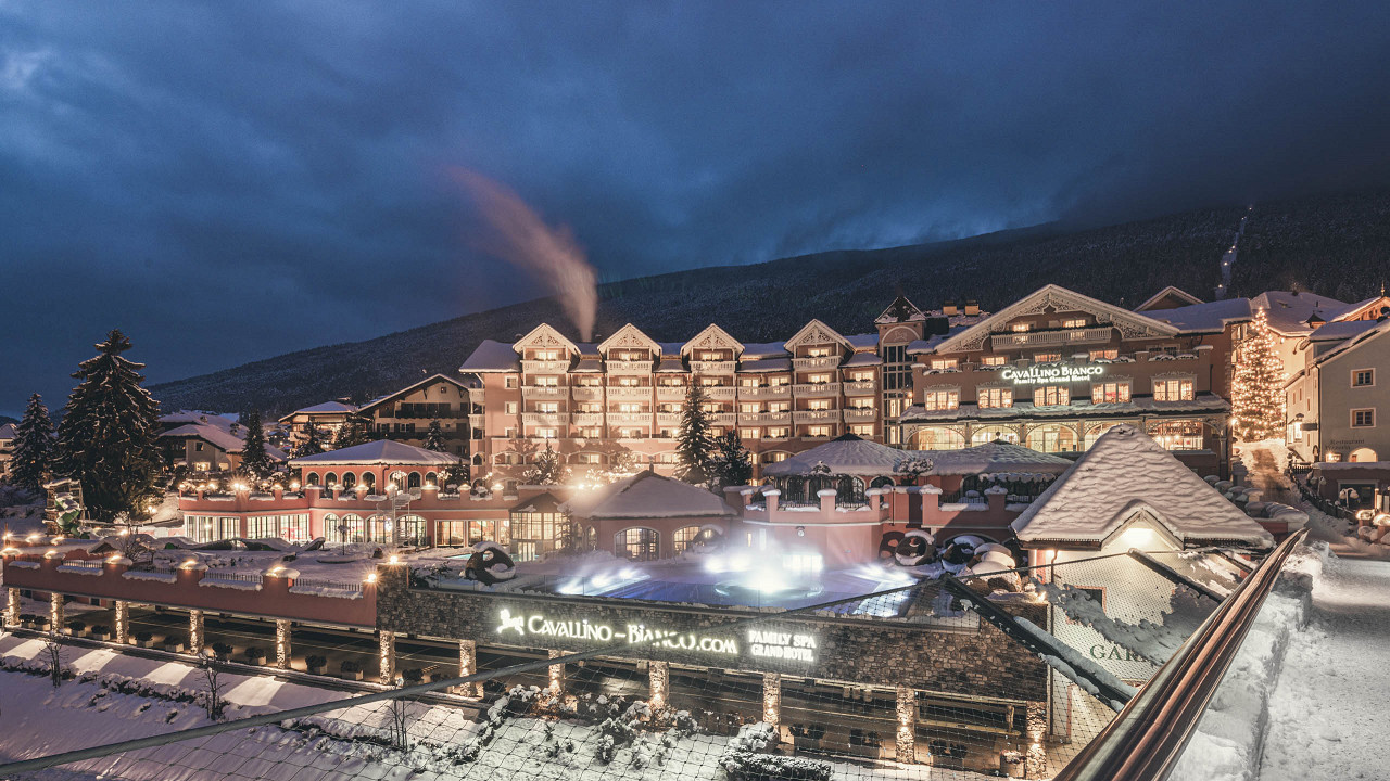 Esterno inverno serale Cavallino Bianco Family Spa