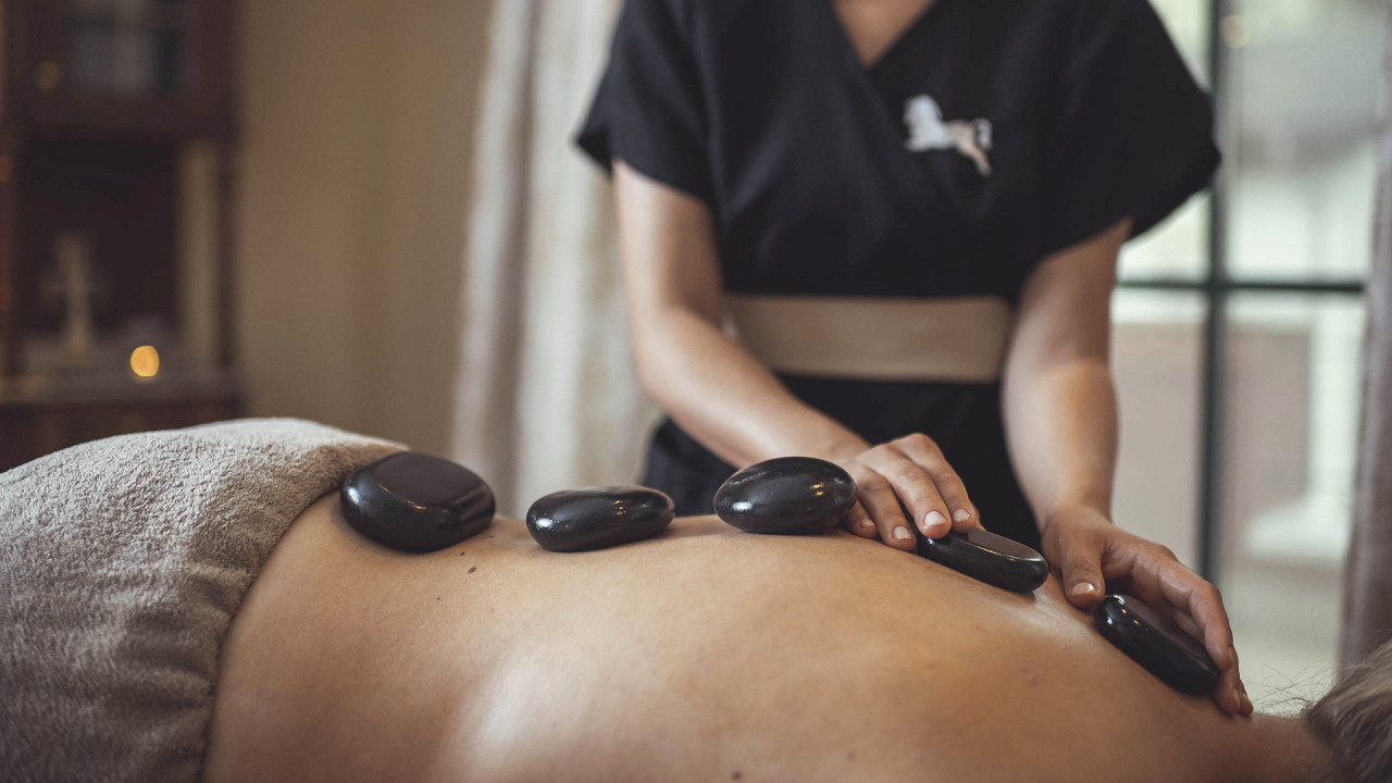 Massaggi con le pietre Cavallino Bianco Family Spa