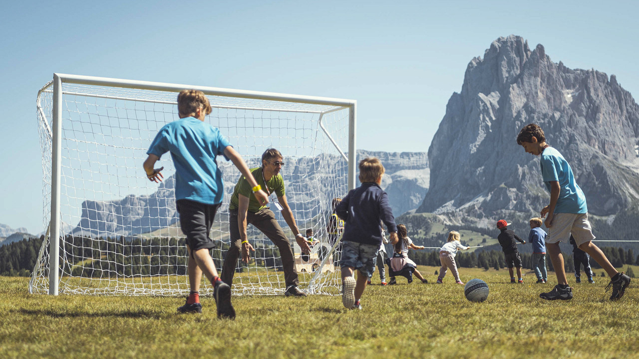Bmabini partita a calcio estate Cavallino Bianco Family Spa