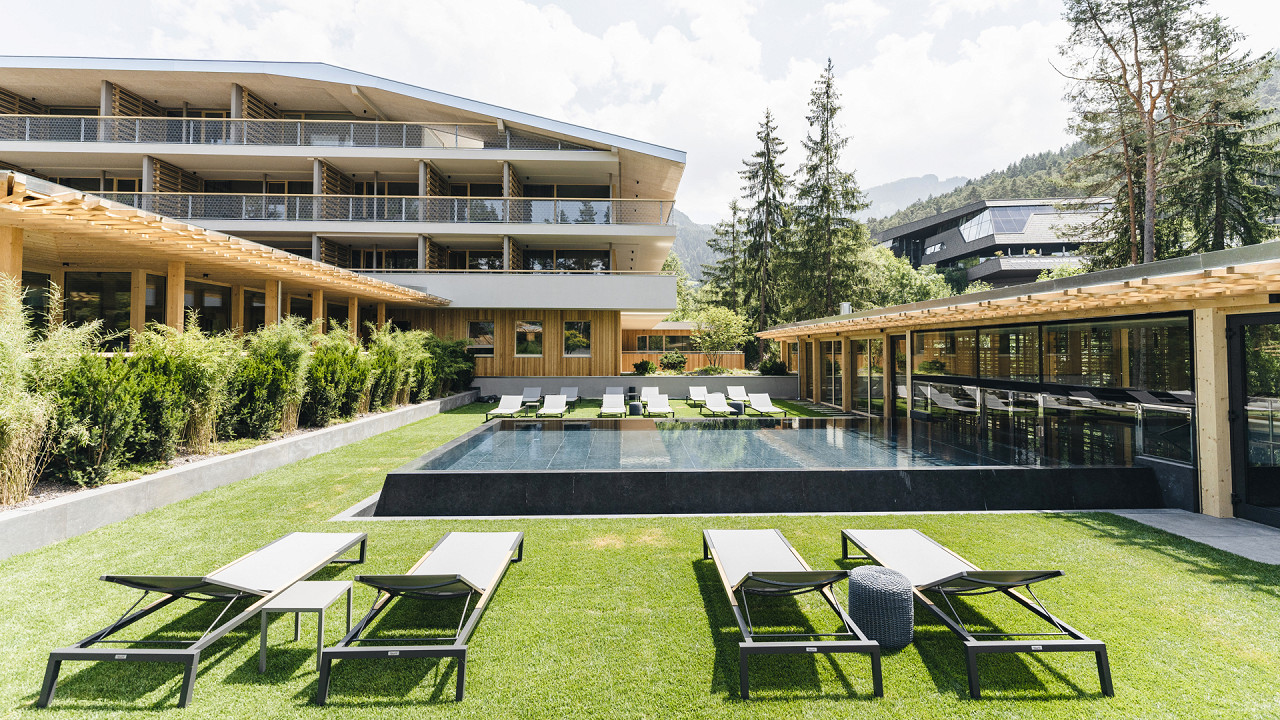 Giardino esterno con piscina Sensoria Dolomites